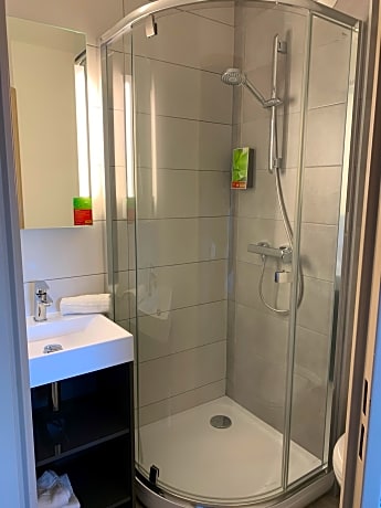 STANDARD ROOM 2 SINGLE BEDS