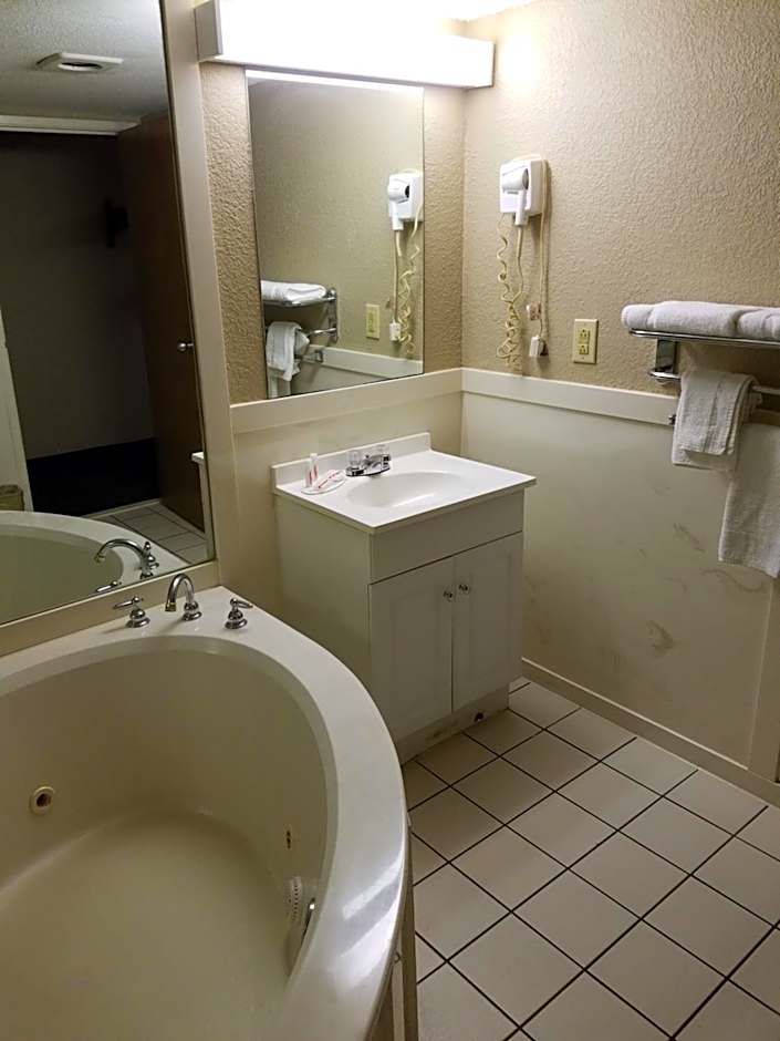 Super 8 by Wyndham Bentonville