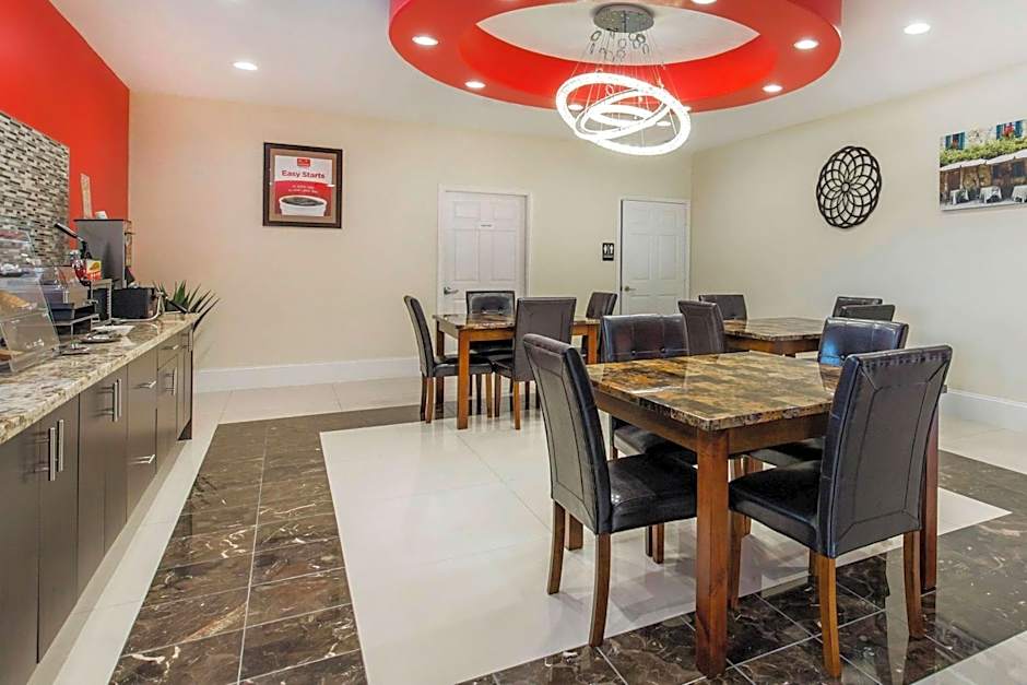 Econo Lodge Inn & Suites