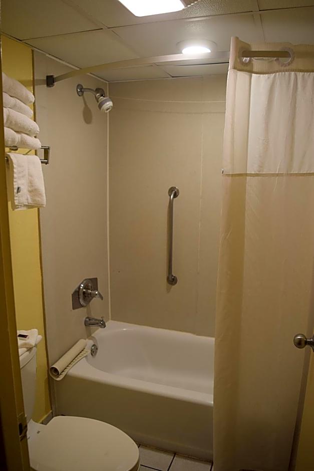 Days Inn by Wyndham Panama City Beach/Beachfront Resort