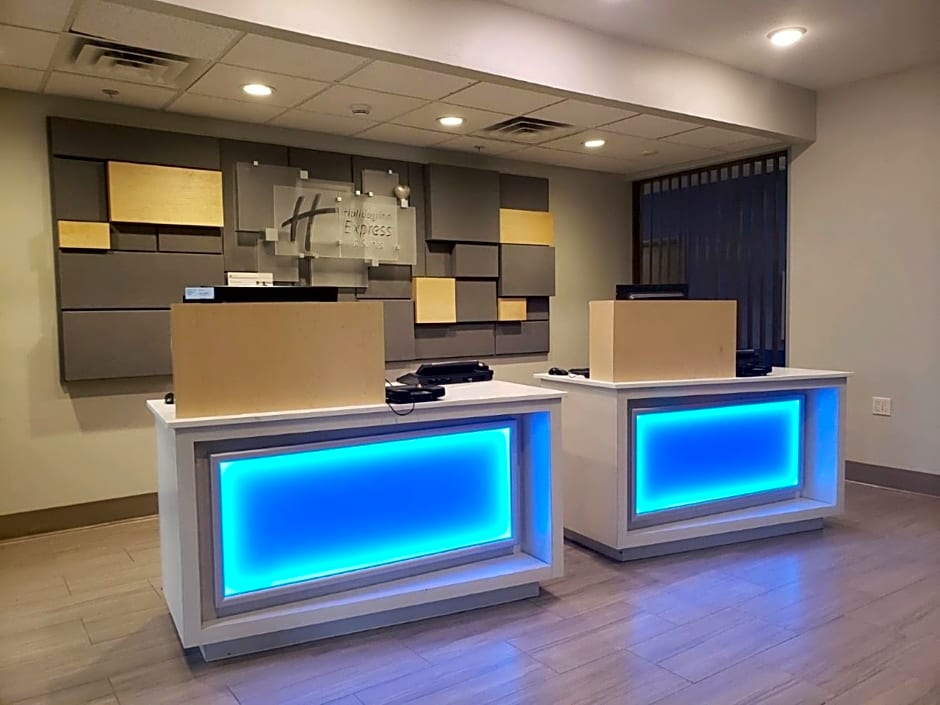 Holiday Inn Express & Suites Lincoln Airport, an IHG Hotel