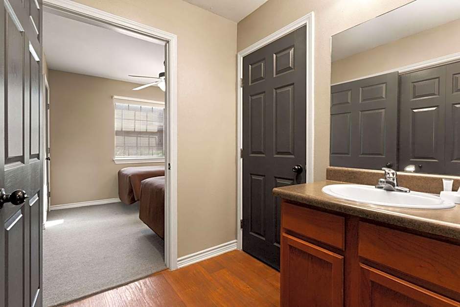 Eagle's Den Suites Cotulla a Travelodge by Wyndham