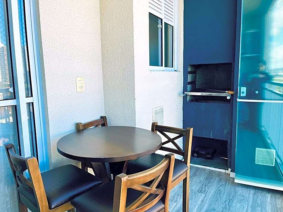 Apto 6º andar, 200m praia, 15min Beto Carrero, 2 quartos, sacada com churrasqueira