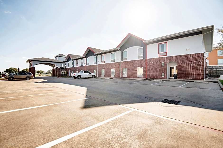 OYO Townhouse Clute Lake Jackson