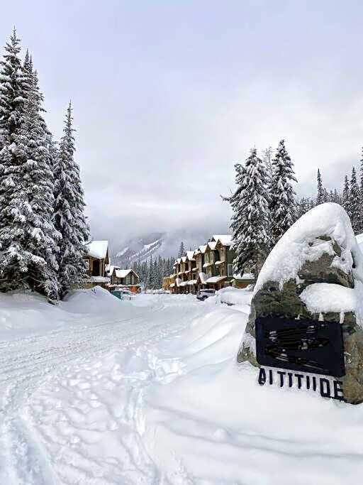 Cozy Modern Ski-in & Ski-out, Hot Tub, Townhouse