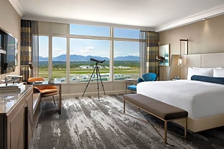 Fairmont Gold Runway View with King Bed