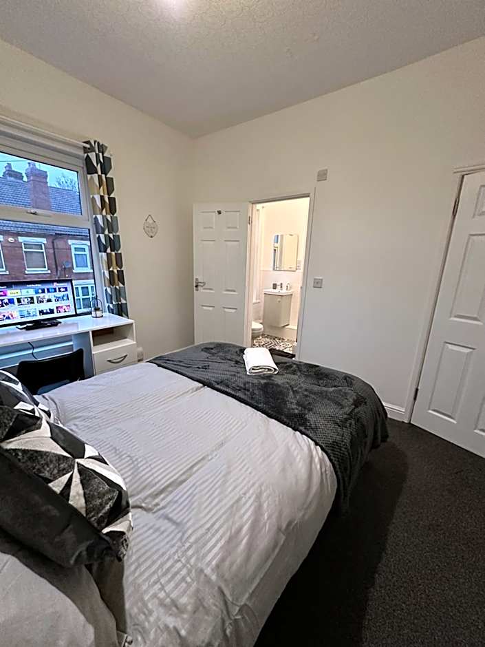 Lovely Town house Room 2