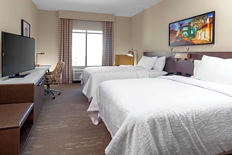2 Queens Premium W/In-Room Drinks-Snacks