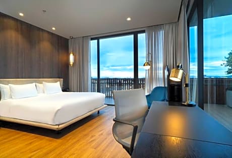 1 King Bed Apartasuite With Park 93 View