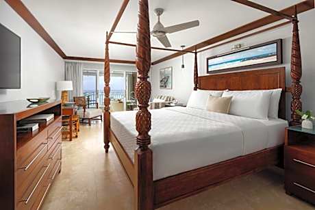 Beachfront Penthouse Club Level Suite with Balcony Tranquility Soaking Tub