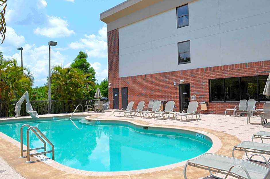 Days Inn & Suites by Wyndham Fort Myers Near JetBlue Park