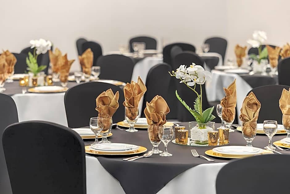 Holiday Inn Oakville Centre By IHG