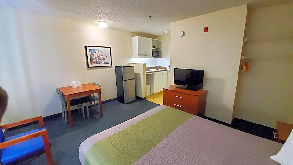 Photo 1 of 1 of 1 Queen Bed | Non-Smoking, Kitchen