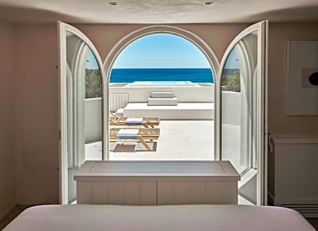 Storia Suite with Outdoor Hot Tub and Panoramic Sea View