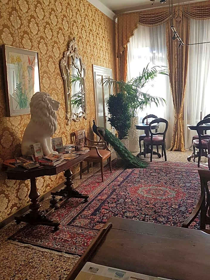 Friendly Venice Suites