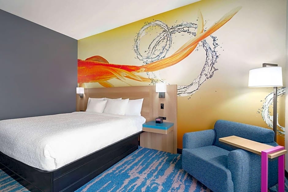 La Quinta Inn & Suites by Wyndham San Antonio Seaworld LAFB