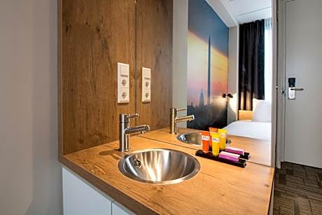 Small Double Room (Including free parking)