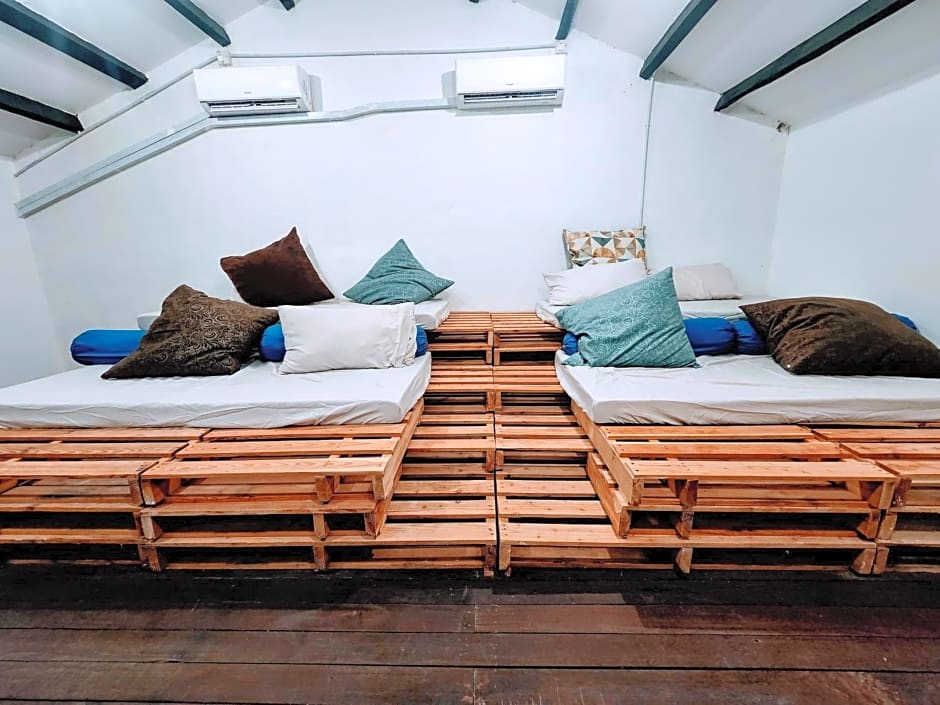 Upspot Kuching Waterfront Premium Hostel