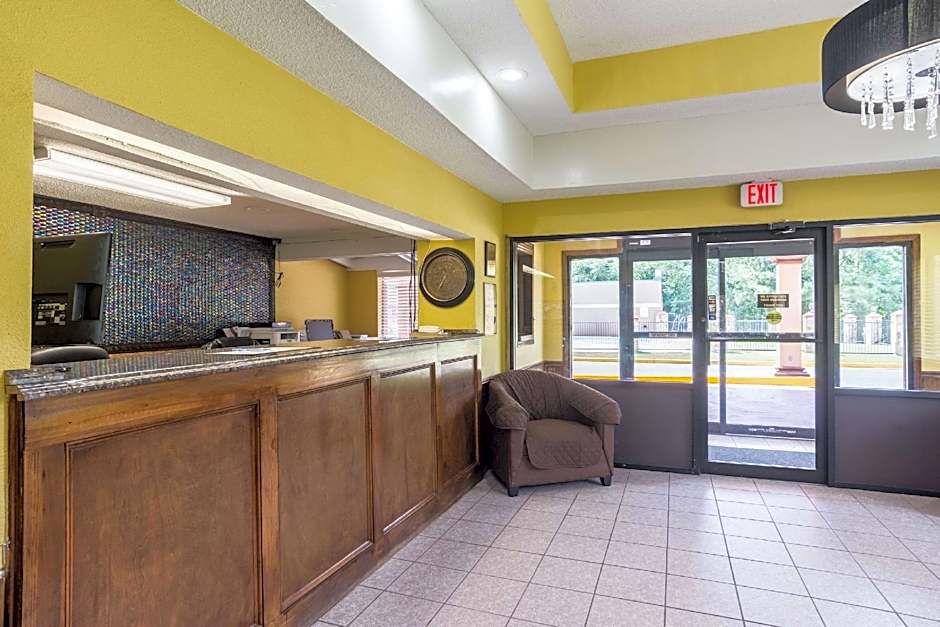 Travelodge by Wyndham Macon West