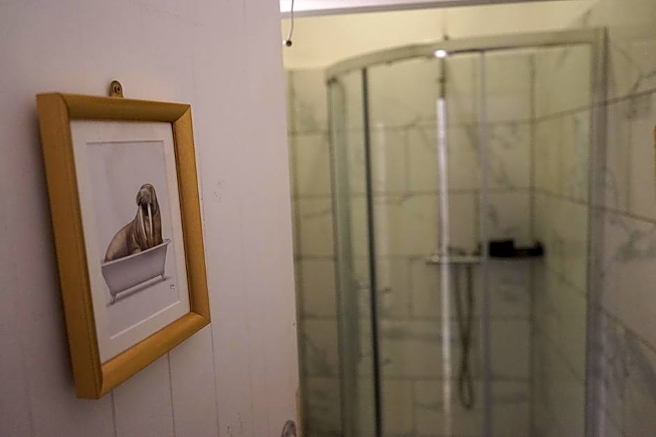 The Walrus Bar and Hostel