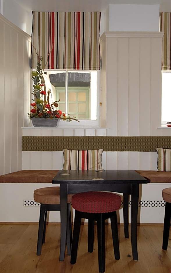 Gwesty'r Emlyn Hotel