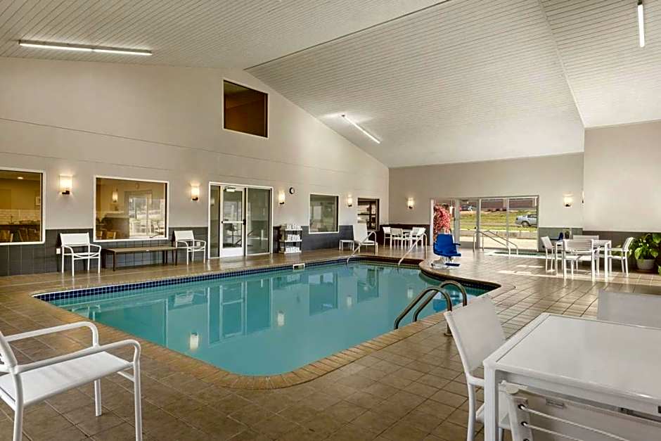 Country Inn & Suites by Radisson, Platteville, WI