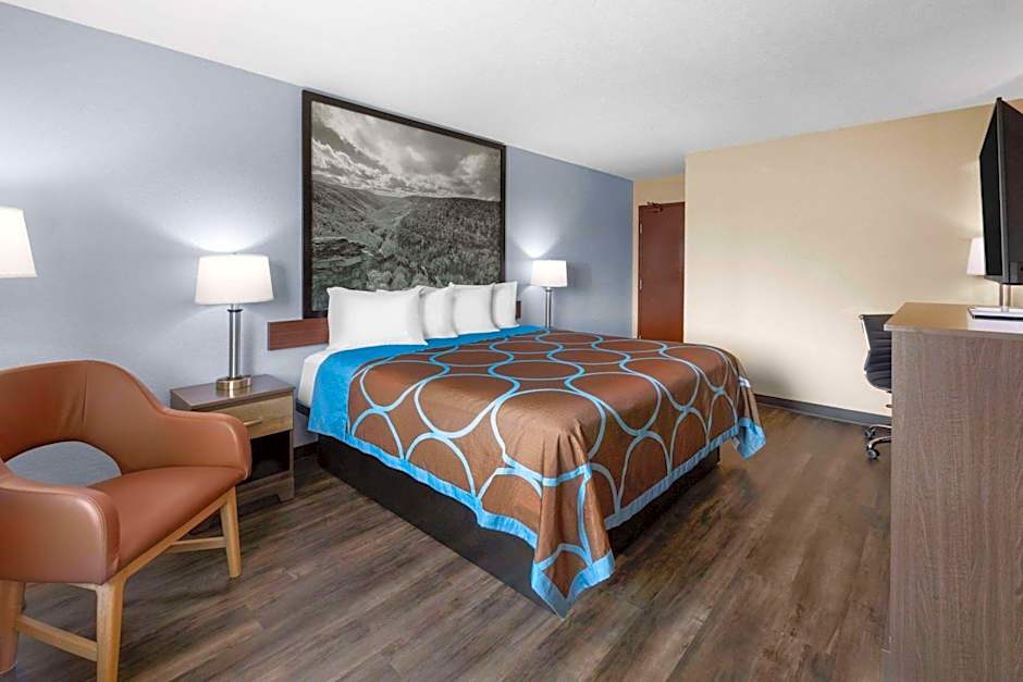 Super 8 by Wyndham Fairmont