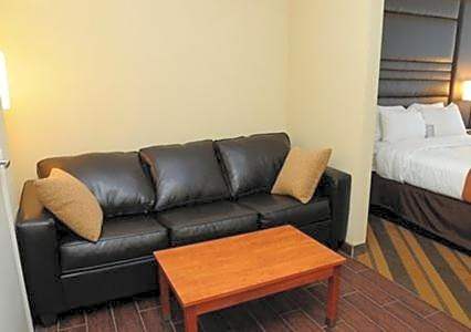 Comfort Suites near Tanger Outlet Mall