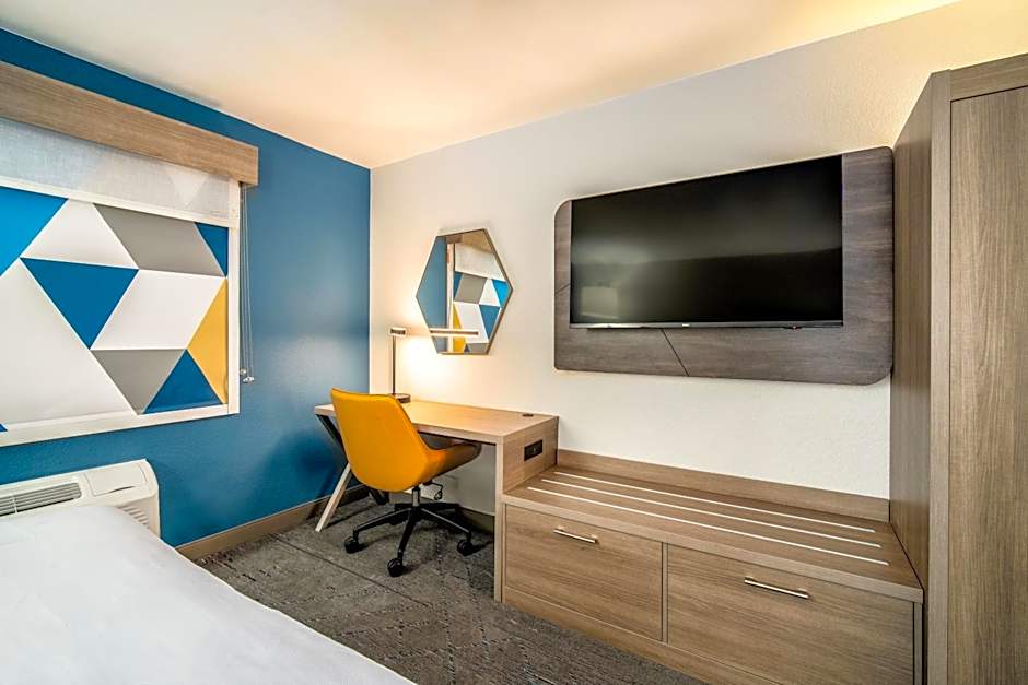Holiday Inn Express & Suites Phoenix - Mesa West By IHG