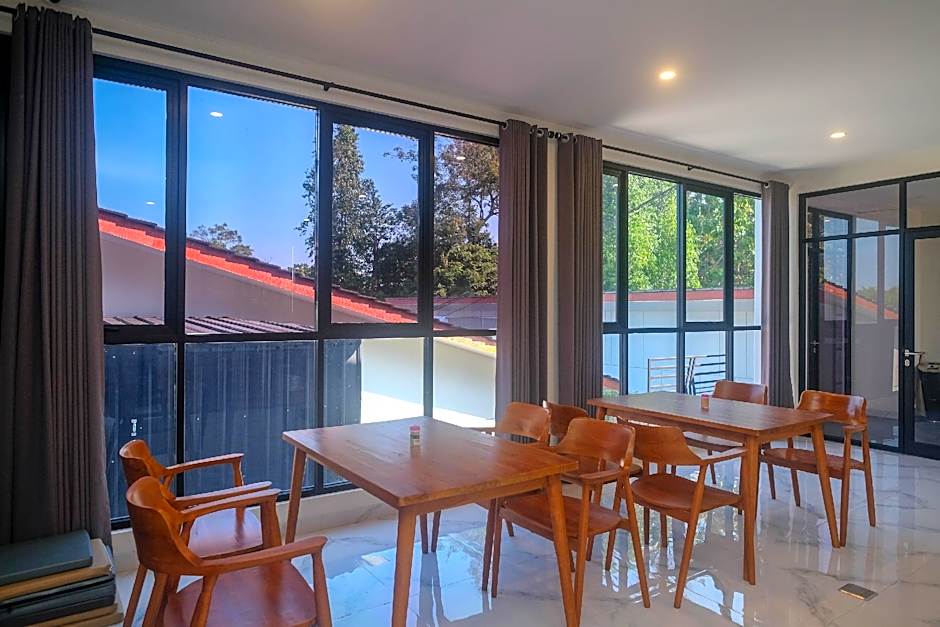 Urbanview Hotel Nardis Living near UMY