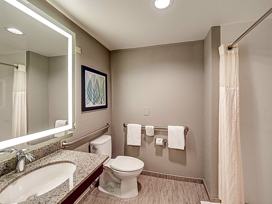 DoubleTree by Hilton Bloomington
