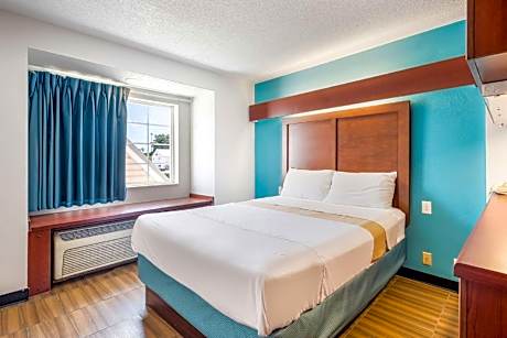 1 Queen Bed Large Suite Smoking