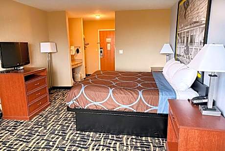 1 Queen Bed Mobility/Hearing Accessible Room Roll-In Shower Non-Smoking