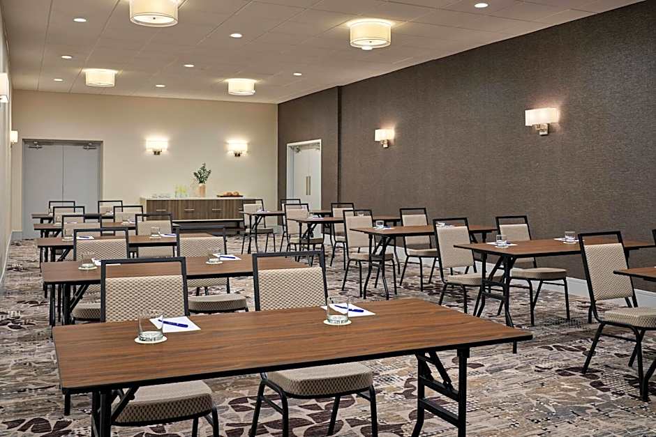 Delta Hotels by Marriott Chicago Willowbrook