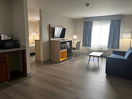 King Suite - Non-Smoking