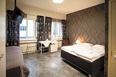 Family Room (2 Adults + 1 Child)