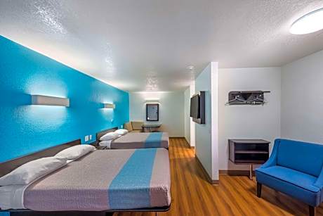 Deluxe Queen Room with Two Queen Beds - Non-Smoking