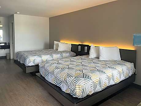 Queen Room with Two Queen Beds - Smoking