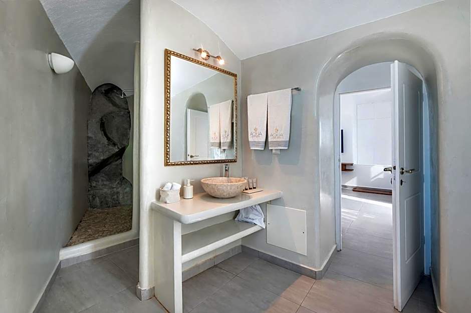 Aqua Luxury Suites Santorini