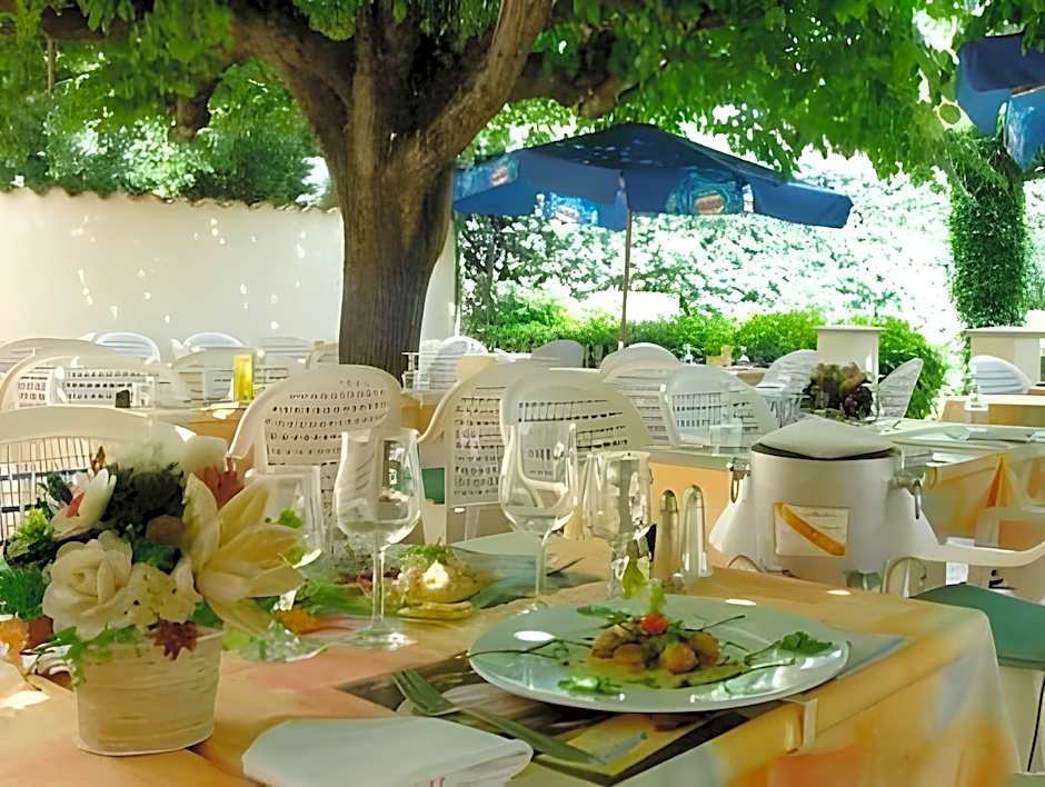 Logis Hotel Des Voyageurs Restaurant La Bonne Tabl'Hay