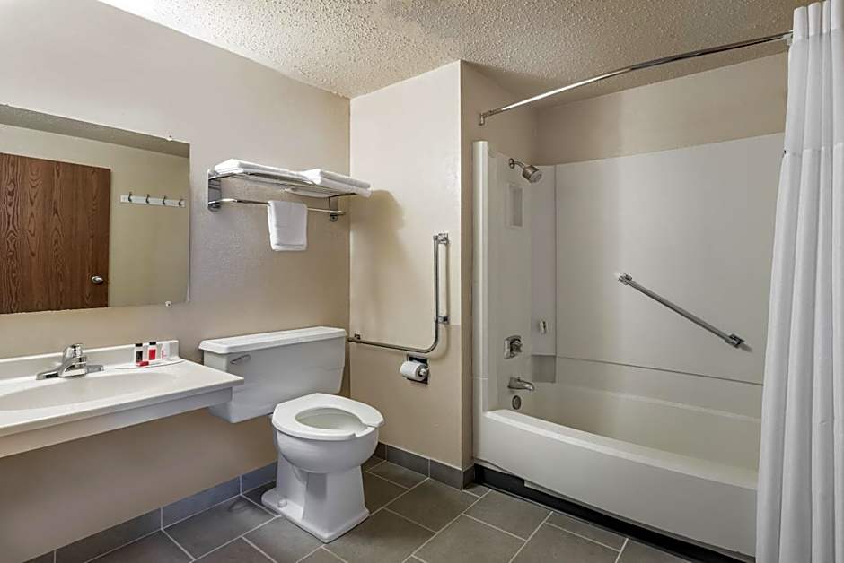 Super 8 by Wyndham Devils Lake