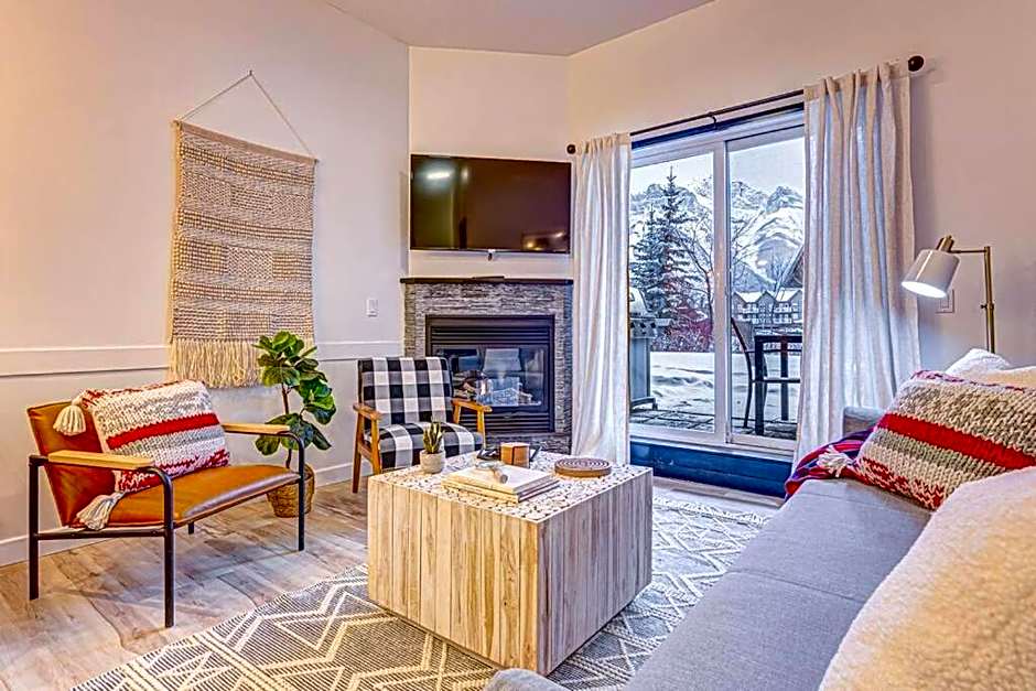 Mountain Retreat, Pool & Hot Tub, BBQ, Patio, King Bed, Sleeps 6!