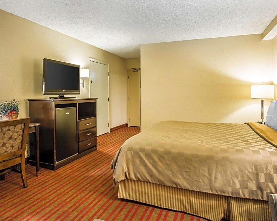 Rodeway Inn and Suites Bakersfield