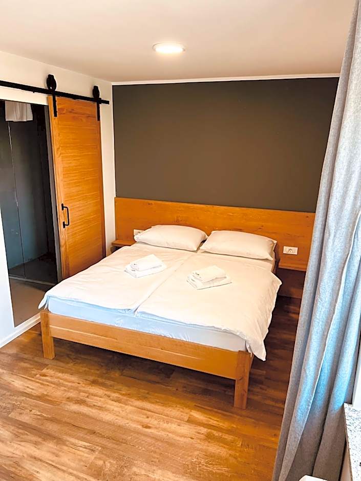 PJ Hotel Cerklje - 5min to Airport - Free Parking