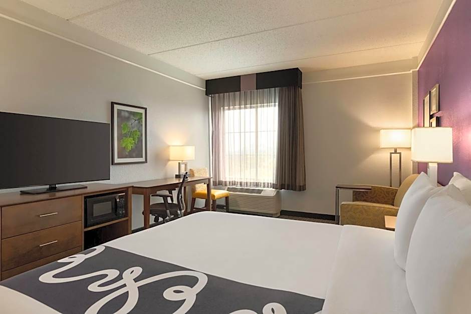 La Quinta Inn & Suites by Wyndham Arlington North Six Flags Drive