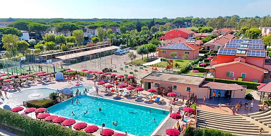 Residence with swimming pool in Mazzanta just 600 meters from the beach