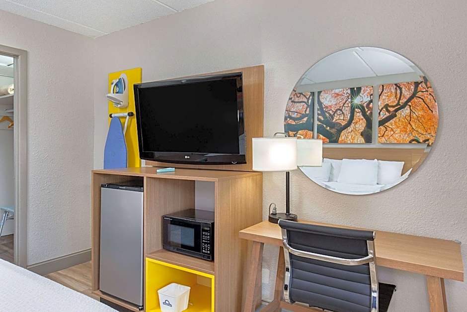 Days Inn by Wyndham Knoxville North