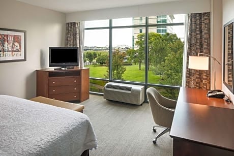 King Room with Accessible Tub - Mobility and Hearing Access/Non-Smoking