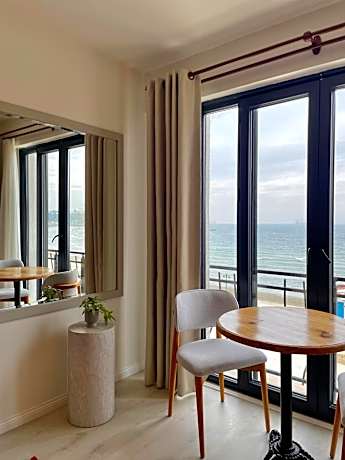 8 Rooms Hotel