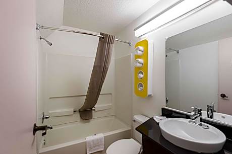 Queen Room - Non-Smoking